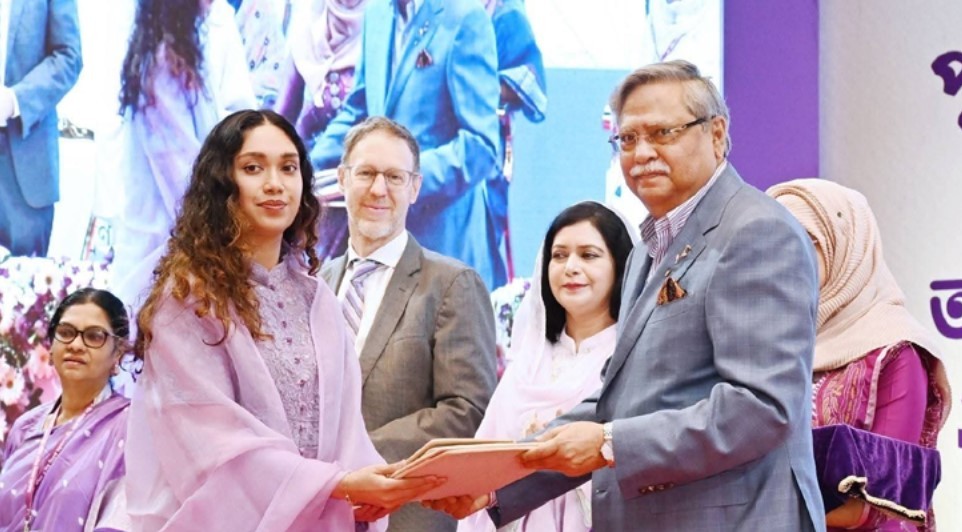 গণতন্ত্রের অগ্রযাত্রায় ‘শ্রেষ্ঠ অদম্য নারী’ সম্মাননা পেলেন খালেদা জিয়া